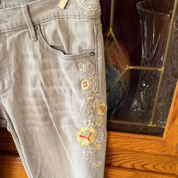DRIFTWOOD Light Gray Women's Skinny Jeans with Floral Embroidery - Picture 4 of 10